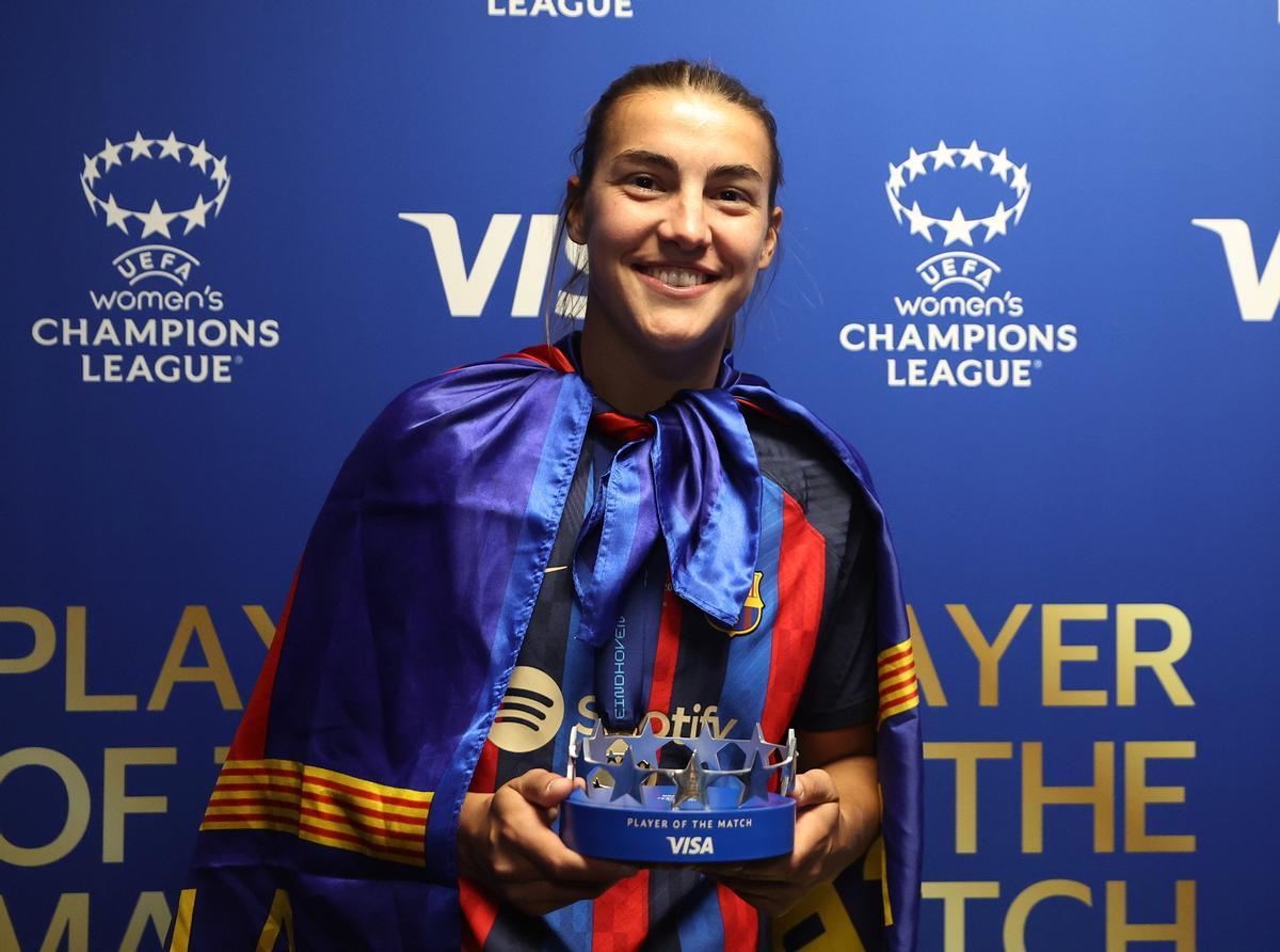 Patri Guijarro, con su premio de 'mejor jugadora del partido'