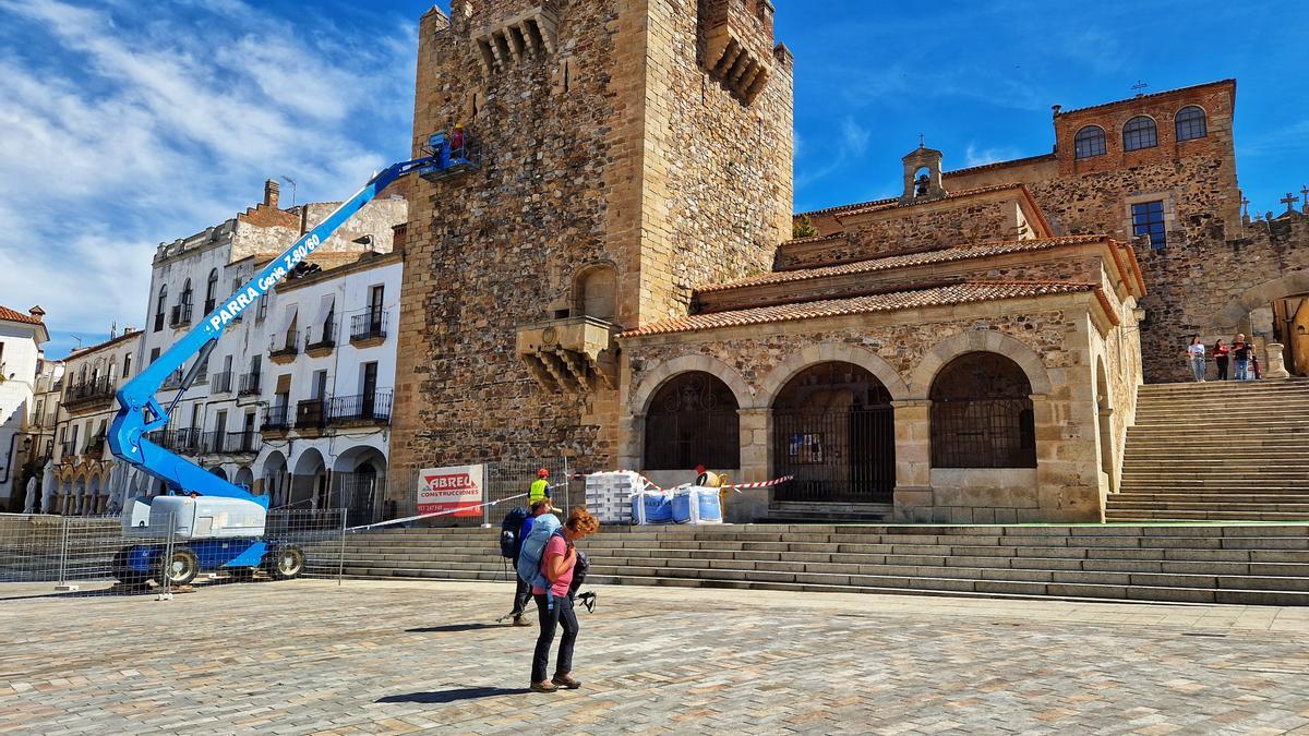 Obras de reparación de la Torre de Bujaco, este lunes.