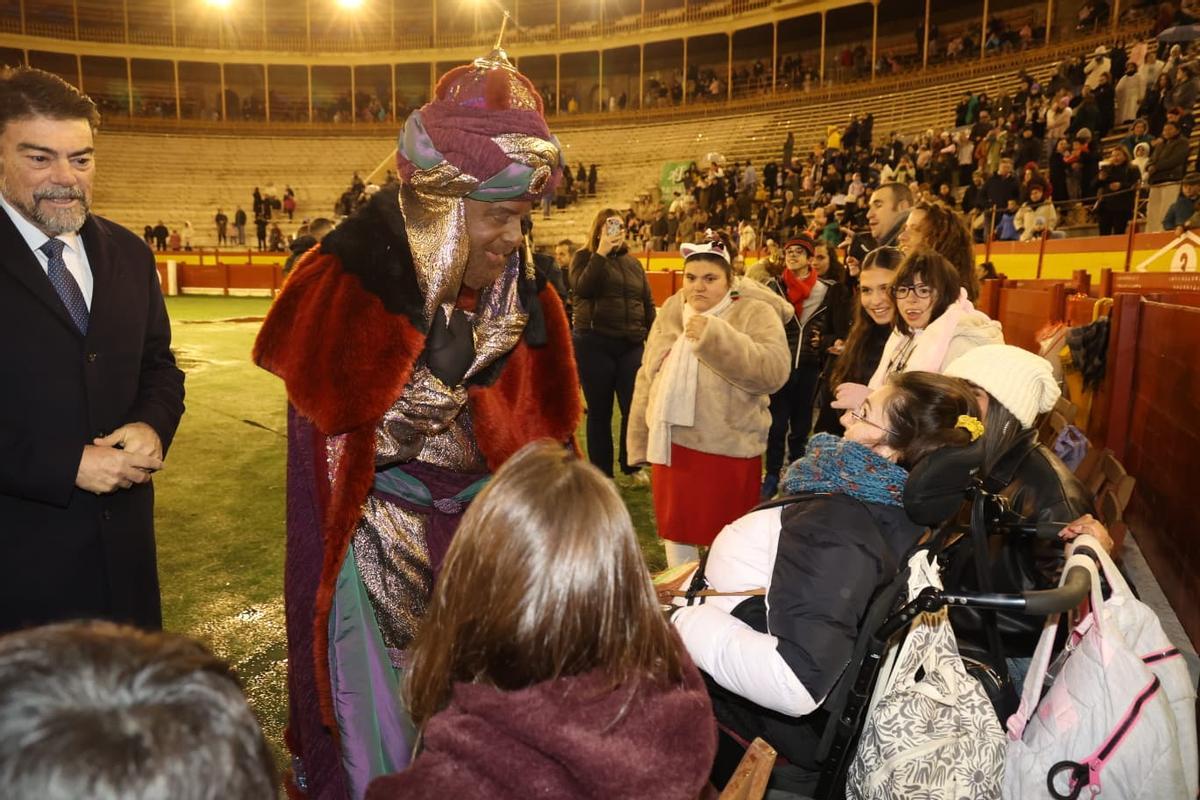 Alicante se rinde a los Reyes Magos pese a la lluvia: así se vivió la recepción en la plaza de toros
