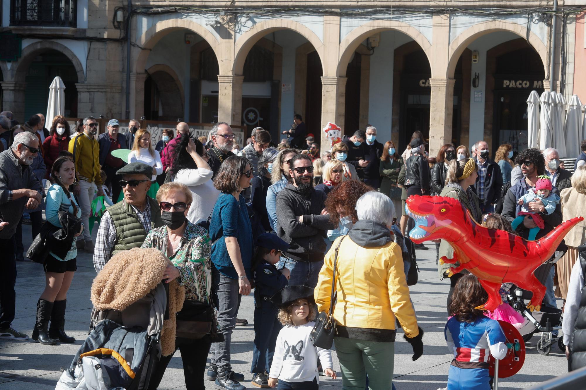 El domingo de Antroxu en Avilés: perros y coches, disfrazados