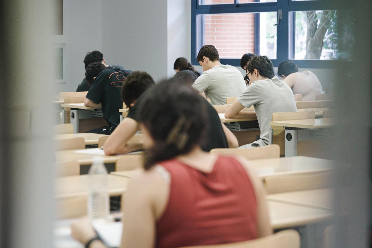 Jóvenes en la selectividad.