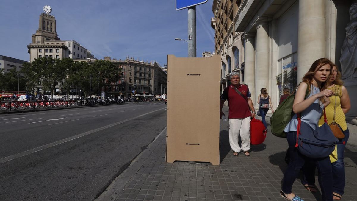 Soportes para carteles electoles vacíos en plaza de Catalunya