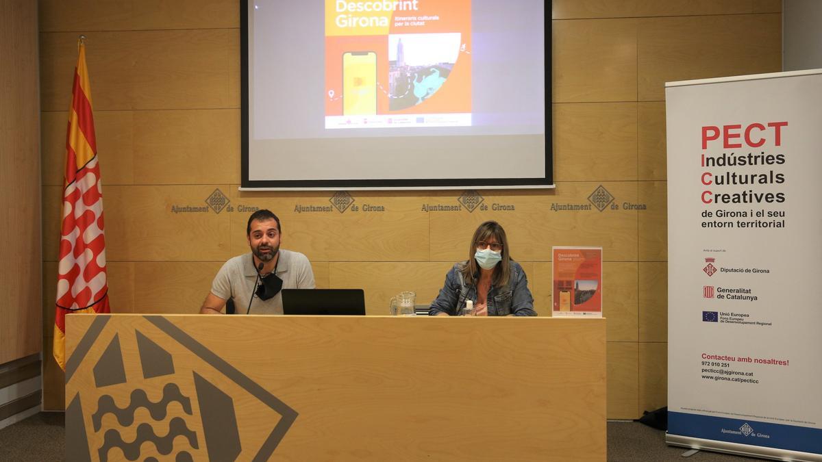 El vicealcalde de Girona, Quim Ayats, i la regidor Glòria Plana, a la presentació de l&#039;aplicacació. Imatge del 21 de juny del 2021. (Horitzontal)