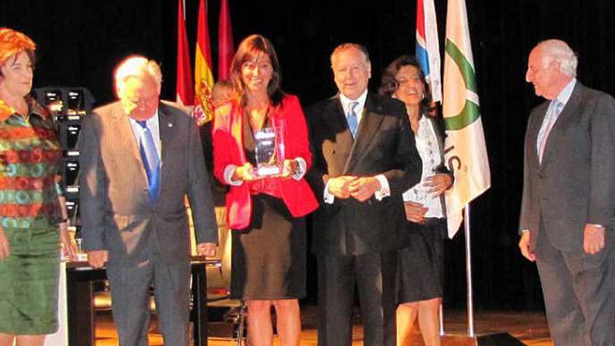 La alcaldesa, ayer recogiendo el premio en Madrid.