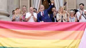 Collboni, su equipo y representantes de entidades LGTBI, en el balcón del ayuntamiento tras colgar la bandera arcoiris.