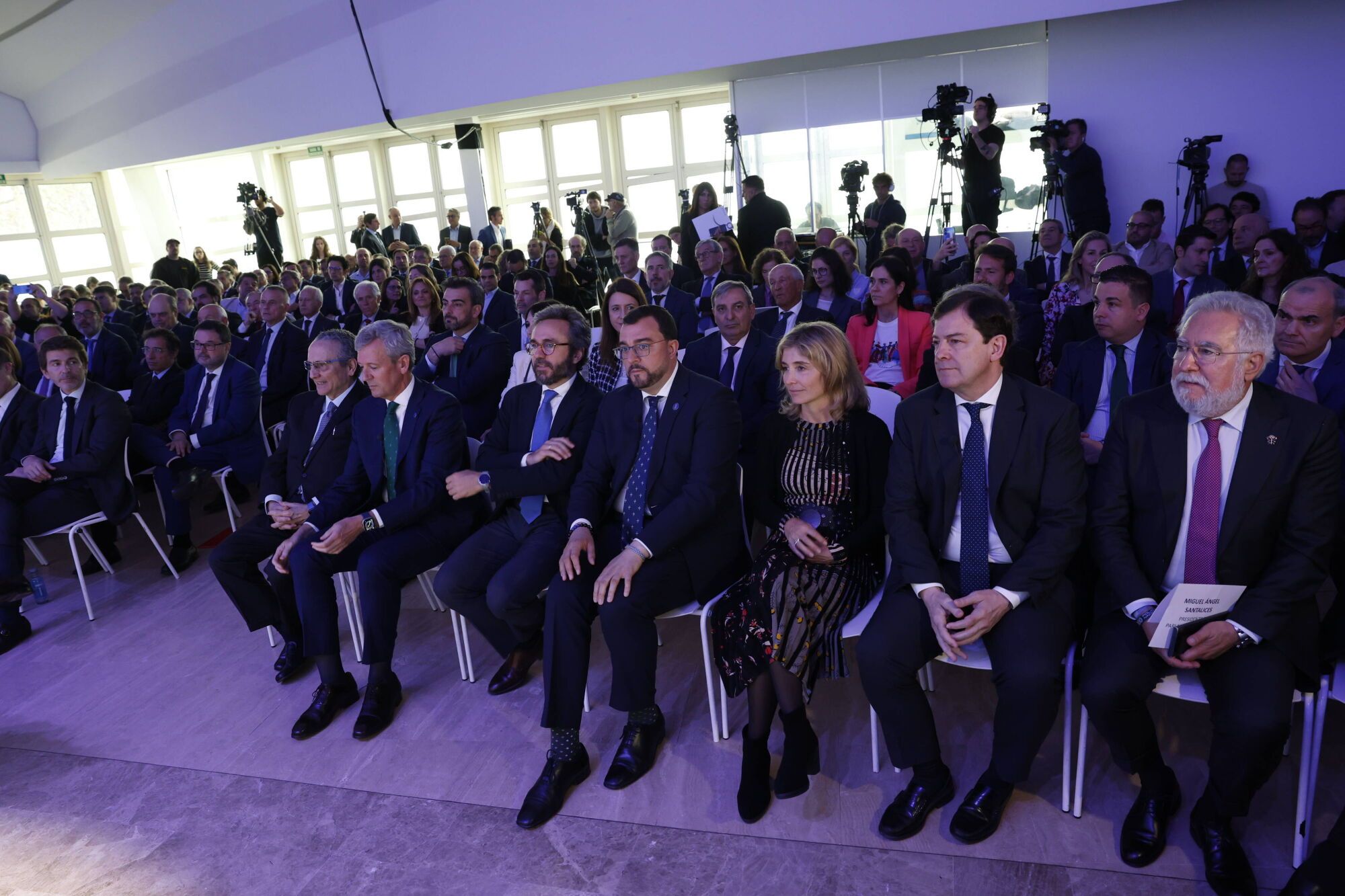 Los presidentes autonómicos de Galicia, Asturias y Castilla y León se suman al Foro del Noroeste para participar en una mesa redonda. 