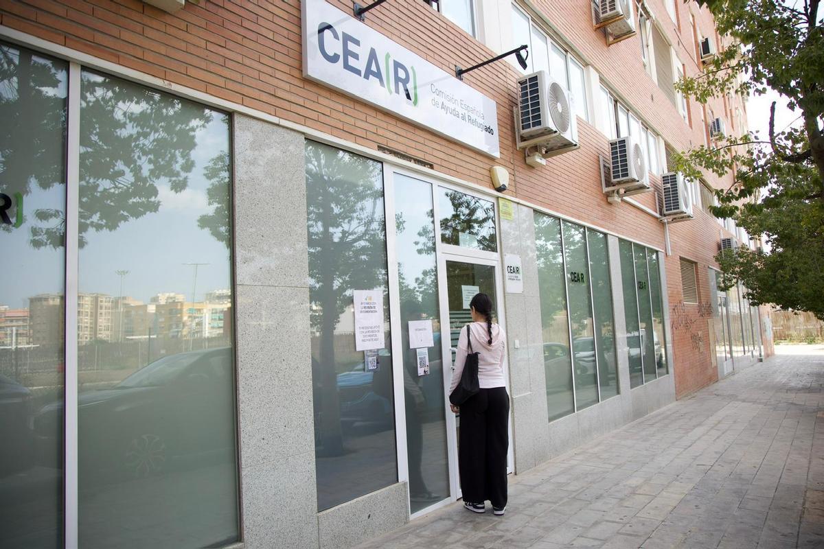 Una joven accede a las oficinas de CEAR en Alicante este miércoles