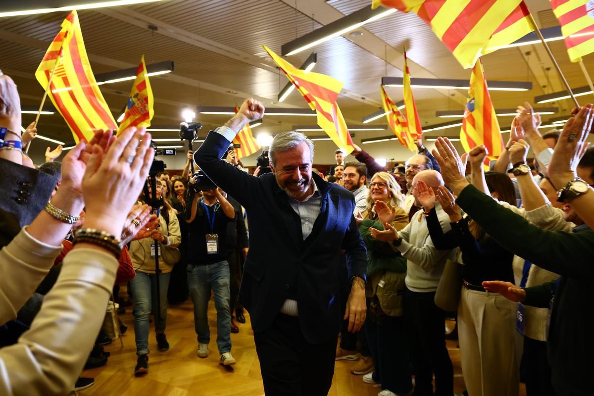 Jorge Azcón saluda a los militantes del PP tras ganar las elecciones.