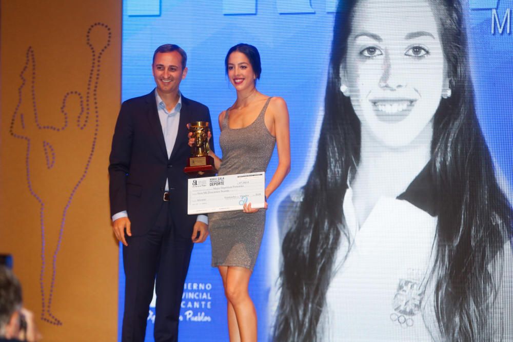 Alejandra Quereda recibió el primer premio de manos del presidente, César Sánchez