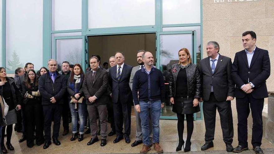 Políticos de las tres administraciones, ante el auditorio. // Bernabé/J. Lalín