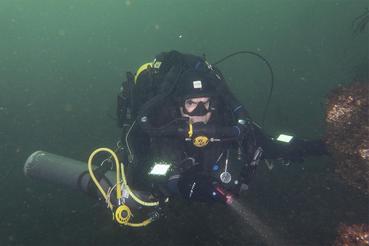 El vigués Marcos Cabeza, entre restos del buque Ivy