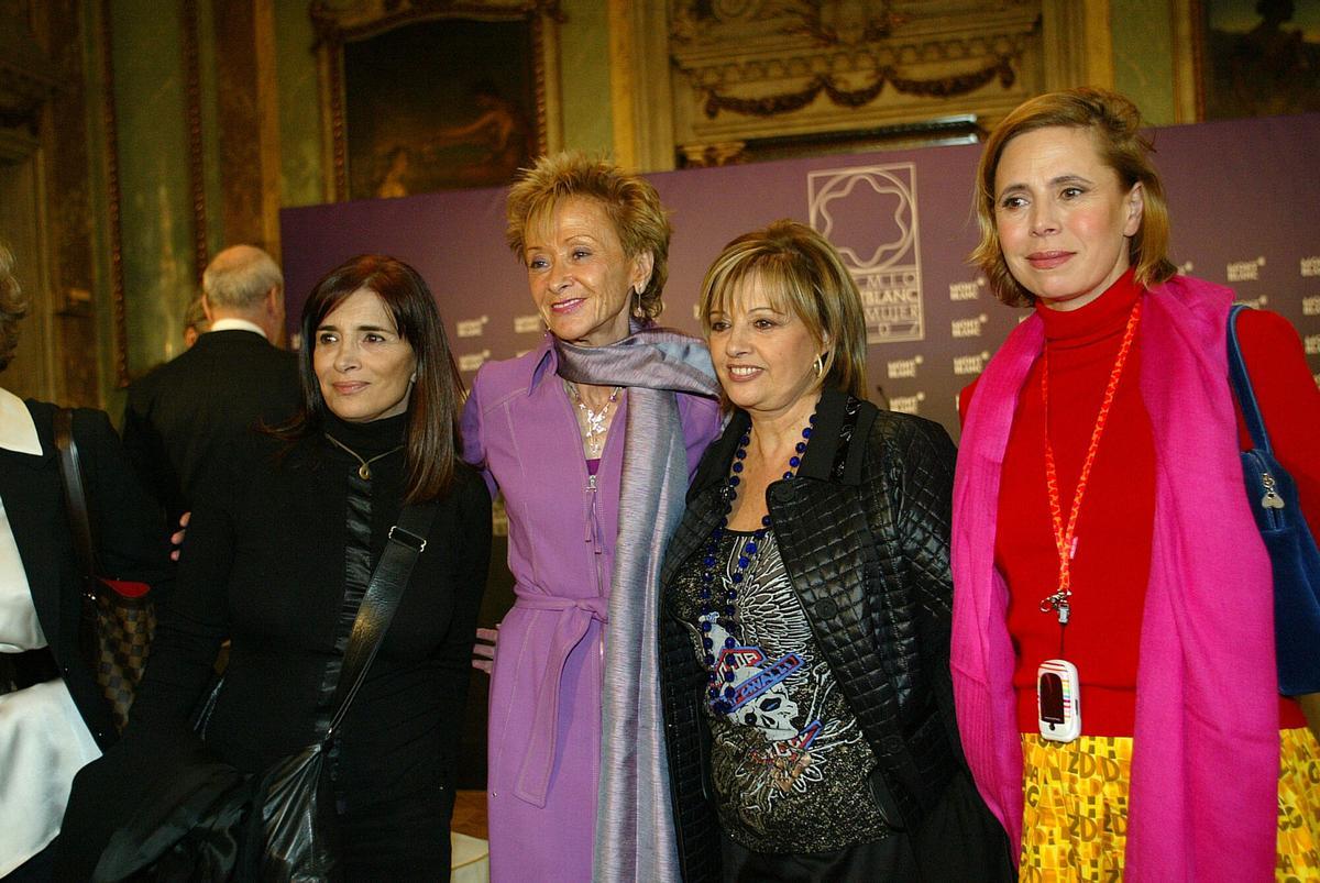 MADRID 16/01/2008 LA VICEPRESIDENTA DEL GOBIERNO MARIA TERESA FERNANDEZ DE LA VEGA RECIBIO ESTA TARDE EN MADRID  EL PREMIO MONTBLANC A LA MUJER DEL AÑO, EN LA IMAGEN JUNTO A CARMEN RIGALT , MARIA TERESA CAMPOS Y AGATHA RUIZ DE LA PRADA. IMAGEN DAVID CASTRO. PREMIOS , ENTREGA PREMIO MONTBLANC A LA MUJER DEL 2007 , DE IZQ. A DER. CARMEN RIGALT , MARIA TERESA FERNANDEZ DE LA VEGA , MARIA TERESA CAMPOS Y AGATHA RUIZ DE LA PRADA _ ENTREGA DE PREMIO