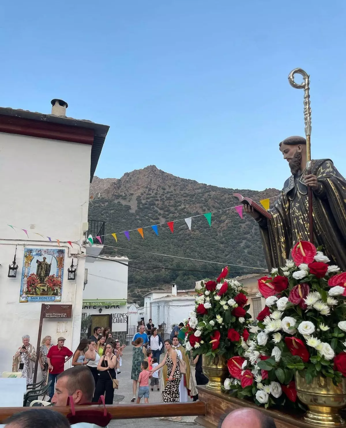 El cura de un pueblo de Granada ‘secuestra’ al santo del municipio para que no haya procesión