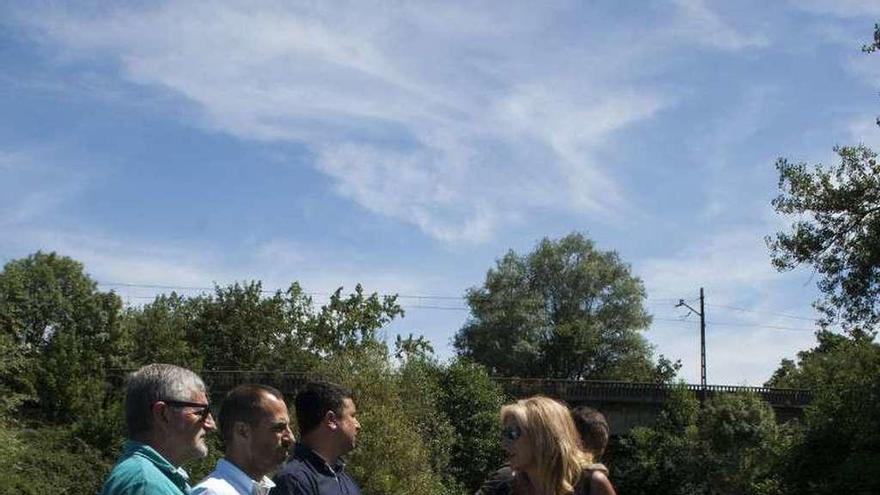 José Manuel Miranda, edil de Foro; Ángel García y los concejales socialistas Javier Rodríguez y Aurora Cienfuegos, ayer, en el lugar en el que se construirá la pasarela.