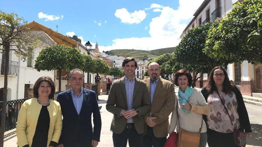 El candidato número uno al Congreso por el PP de Málaga, Pablo Montesinos, y el candidato a revalidar la Alcaldía de Riogordo, Antonio Alés.