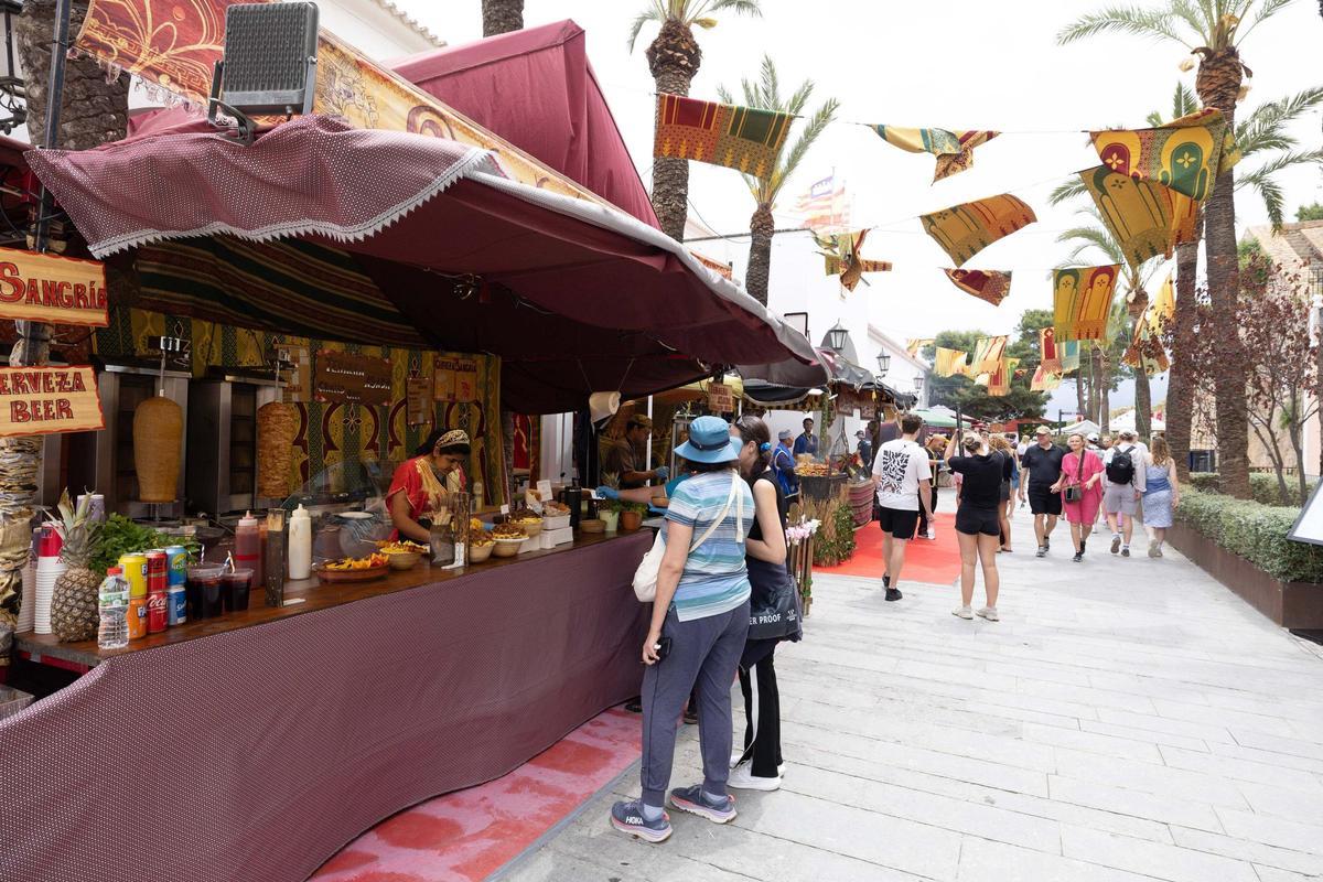 La lluvia ensombrece el primer día de la Feria Ibiza Medieval