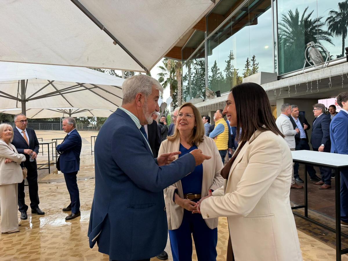 La consejera Sara Rubira, con el presidente de Fecoam, Santiago Martínez, y la presidenta de la Asamblea Regional, Visitación Martínez.