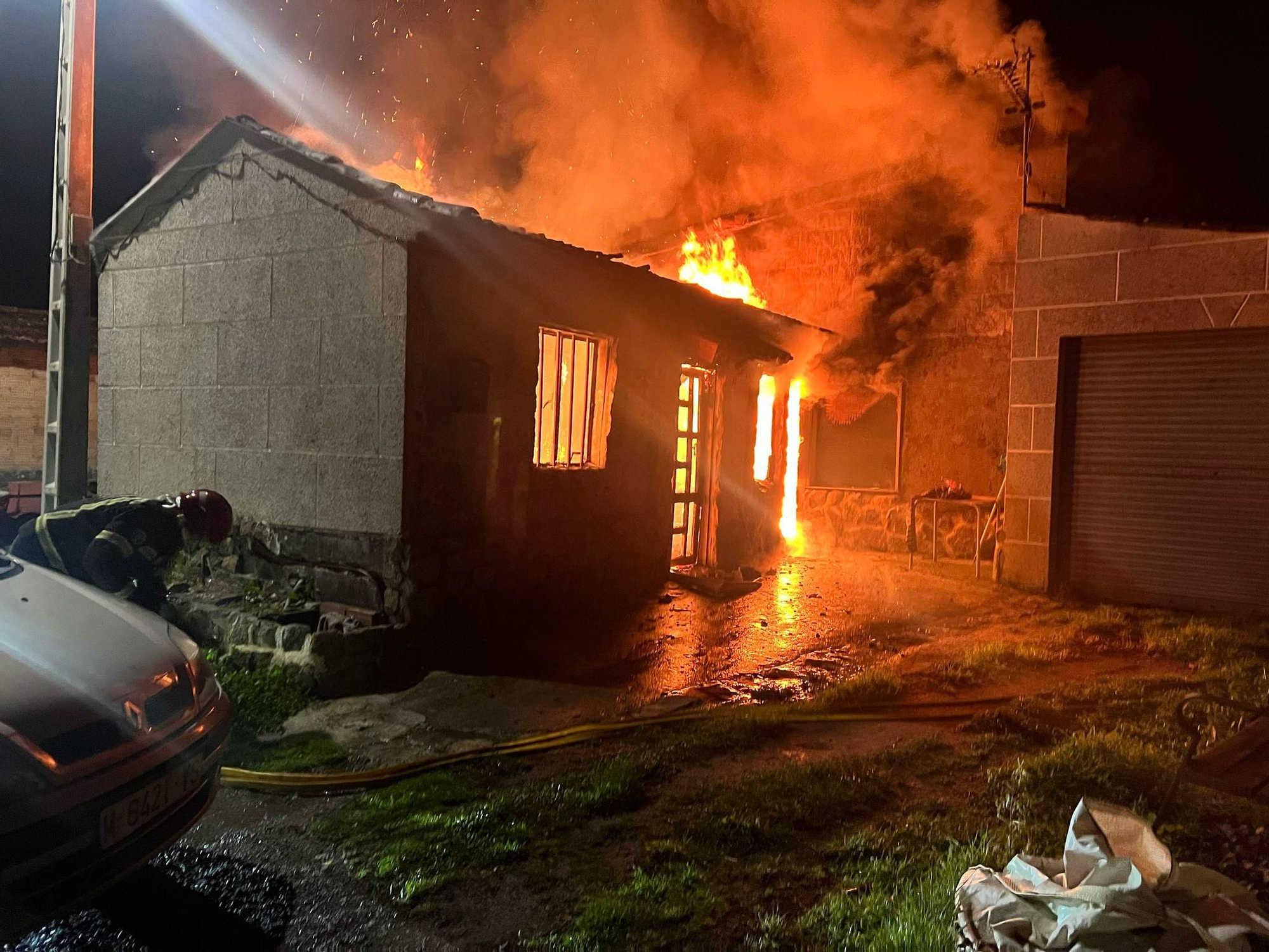 Un voraz incendio calcina por completo una casa en Porqueira