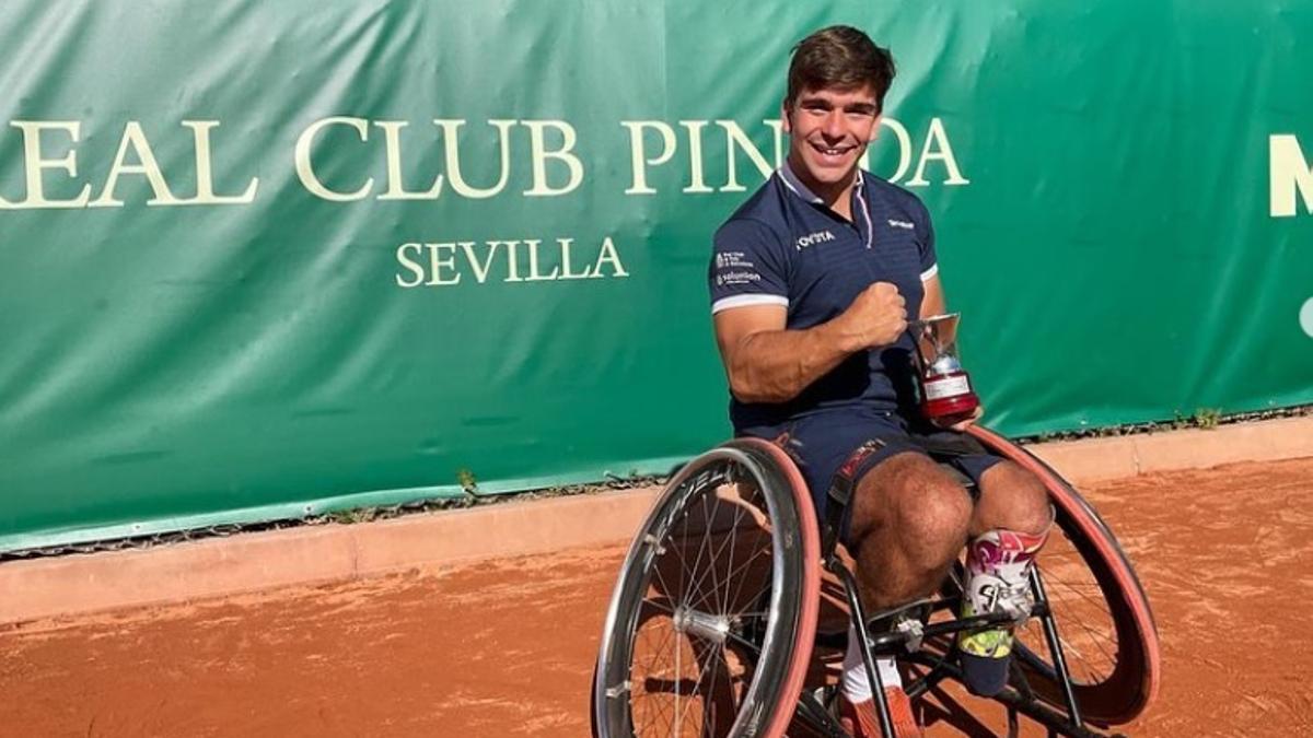 Martín de la Puente  posa con su trofeo