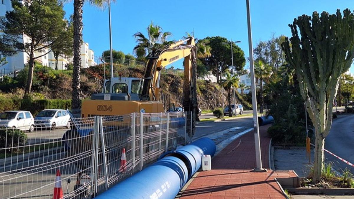 Acosol inicia las primeras catas para sustituir 6 kilómetros de tubería entre Torremolinos y Benalmadena.