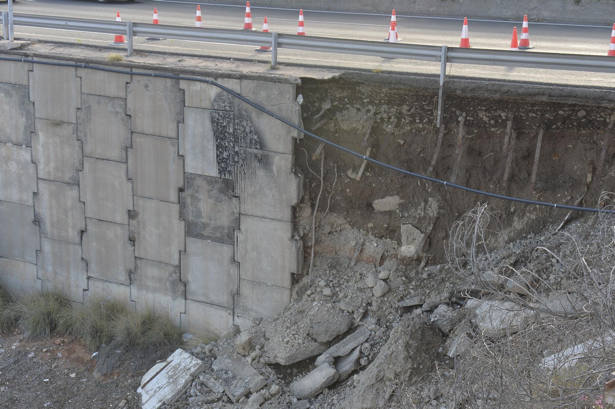 Derrumbe de un muro en la autopista