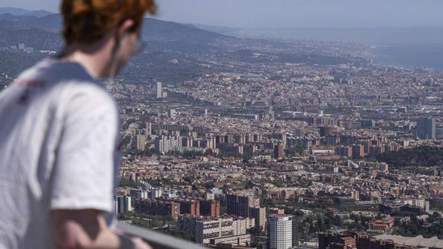 Un jove mira Barcelona des de Collserola, en una imatge d’arxiu.