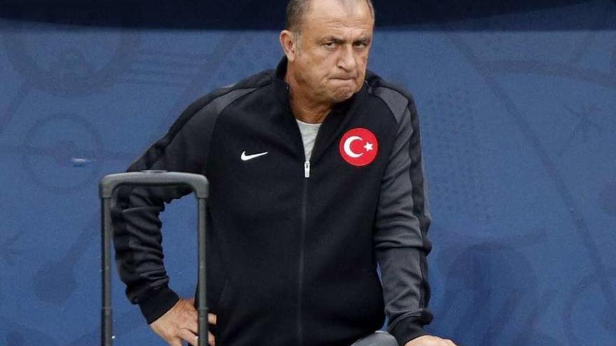 Fatih Terim, seleccionador de Turquía, en el banquillo durante un entrenamiento de su selección.