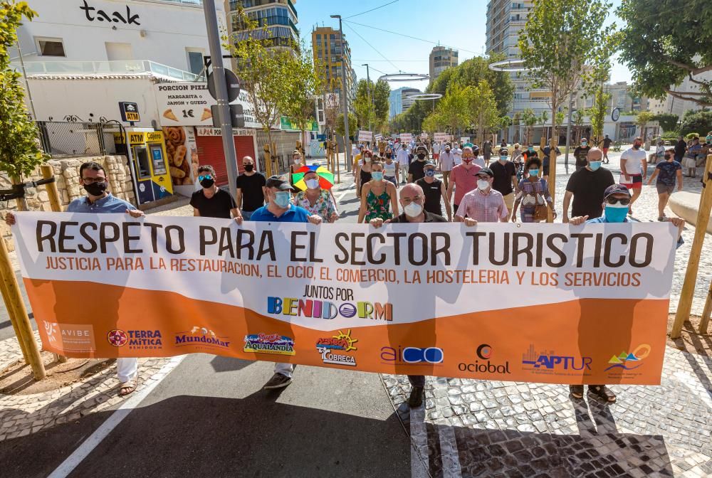 Más de 500 personas se manifiestan en Benidorm contra la decisión del cierre del ocio nocturno.