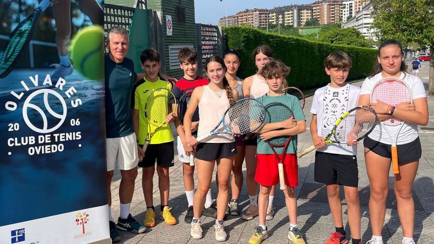 Por la izquierda, el entrenador Gonzalo Pérez, junto a sus alumnos Nicolás Menéndez, Agustín López, Sara Blanco, Claudia Camino, Lidia Villarroel, Álvaro Mayordomo, Enrique Blanco y Martina Suárez. |