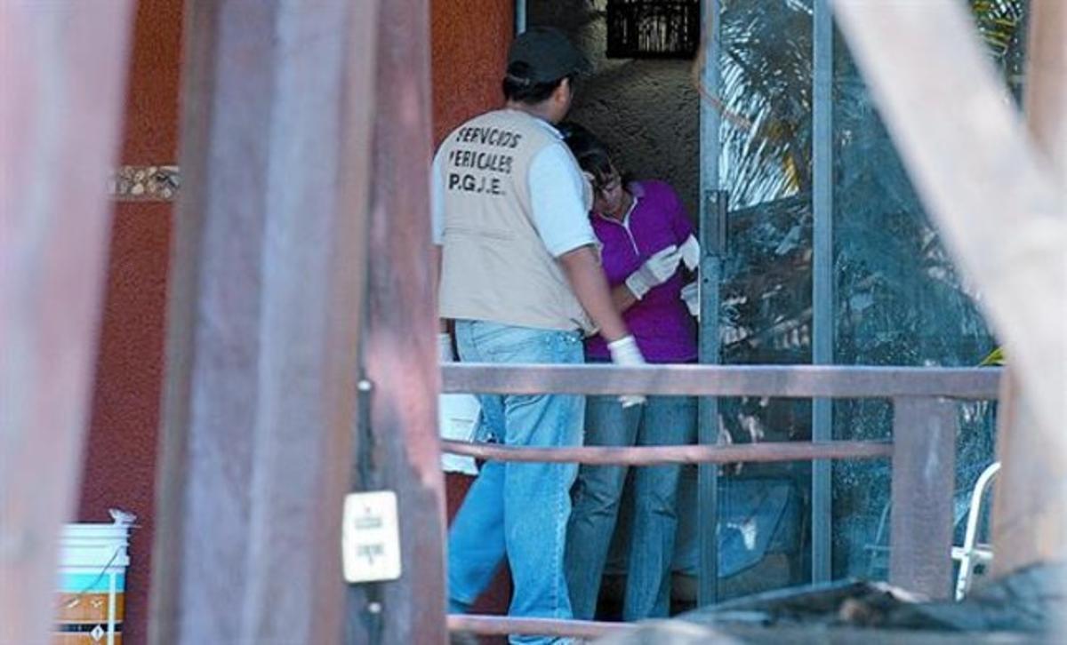 La policía científica busca huellas que puedan llevar hasta los autores de la agresión. La policía científica busca huellas que puedan llevar hasta los autores de la agresión.