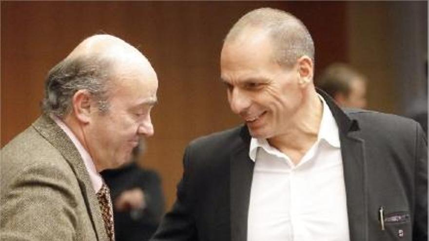 El ministre espanyol d&#039;Econoimia Luis de Guindos conversa amb el seu homòleg grec Yanis Varufakis.