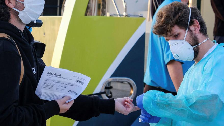 Algunos pasajeros se quedan sin viajar a Formentera tras dar positivo en coronavirus