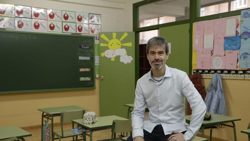 Lucas Posada, director del CP La Corredoria: "Me gustaría encontrar un Dalí, un Picasso o un Sabina entre el alumnado"