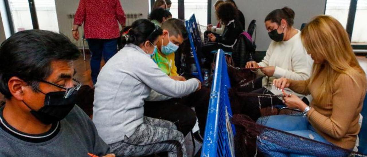 Asistentes al curso de “redeiras” organizado en abril pasado.   | // IÑAKI ABELLA