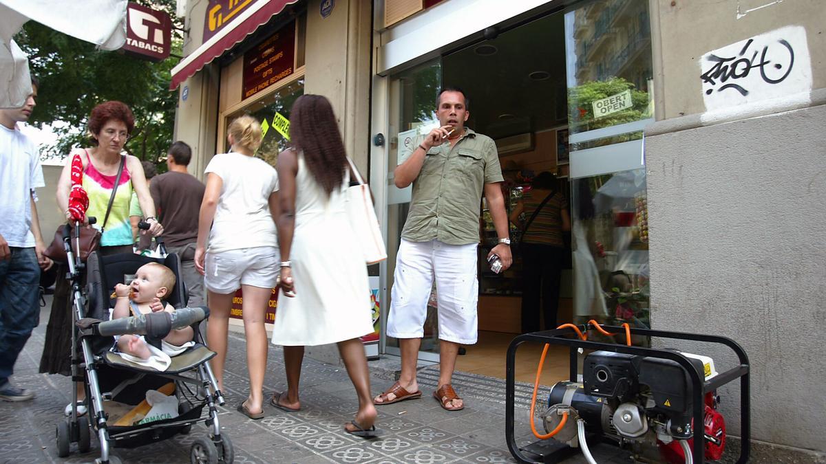 Imagen del 26 de julio de 2007, en el barrio de la Sagrada Família algunos comercios seguían sin luz