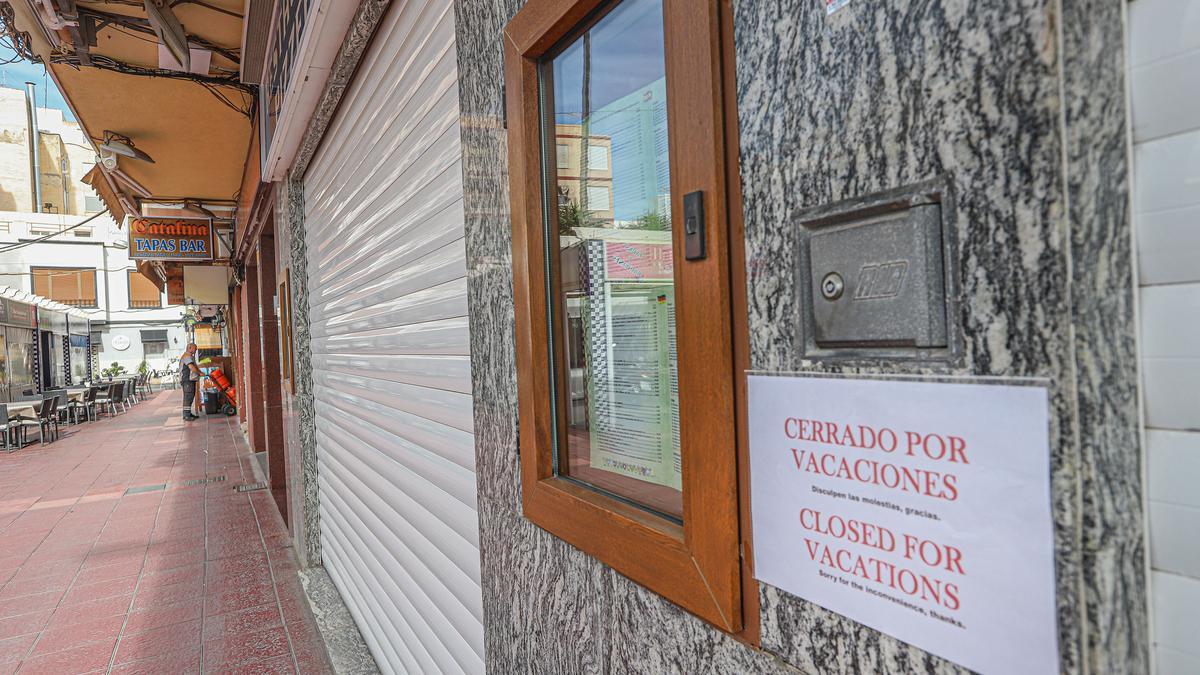 Uno de los restaurantes de la plaza de Castelar, en el centro de Torrevieja, cerrado por vacaciones