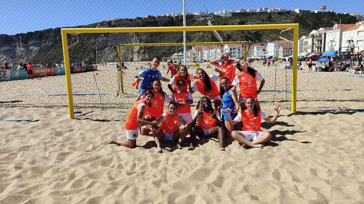 Las jugadoras del Cacereño Femenino Playa posan tras su victoria.