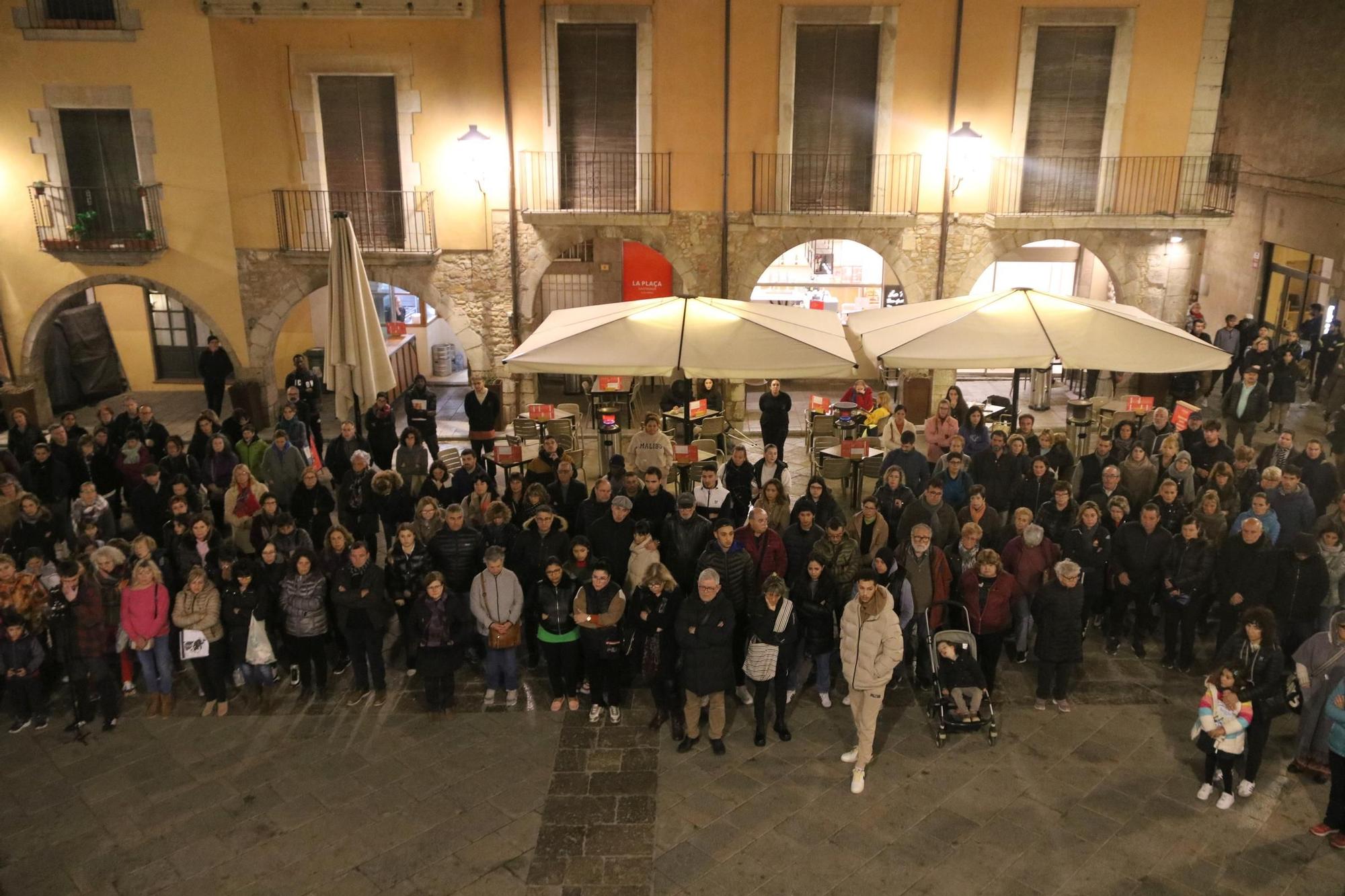 Multitudinària concentració a Torroella per reclamar justícia per la veïna assassinada