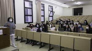 Alumnos asisten a una clase en la facultad de Medicina de la Universitat de Barcelona (UB).