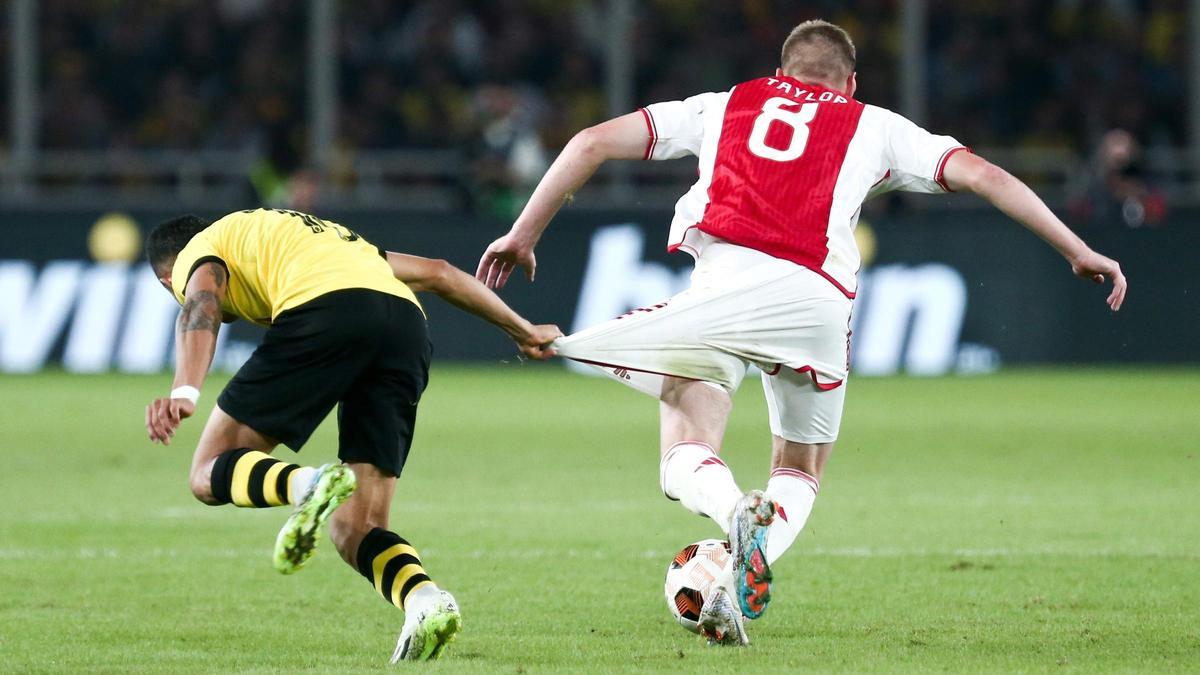 UEFA Europa League - AEK Athens vs AFC Ajax Pineda agarra a Taylor durante el AEK Atenas-Ajax de la Liga Europa.