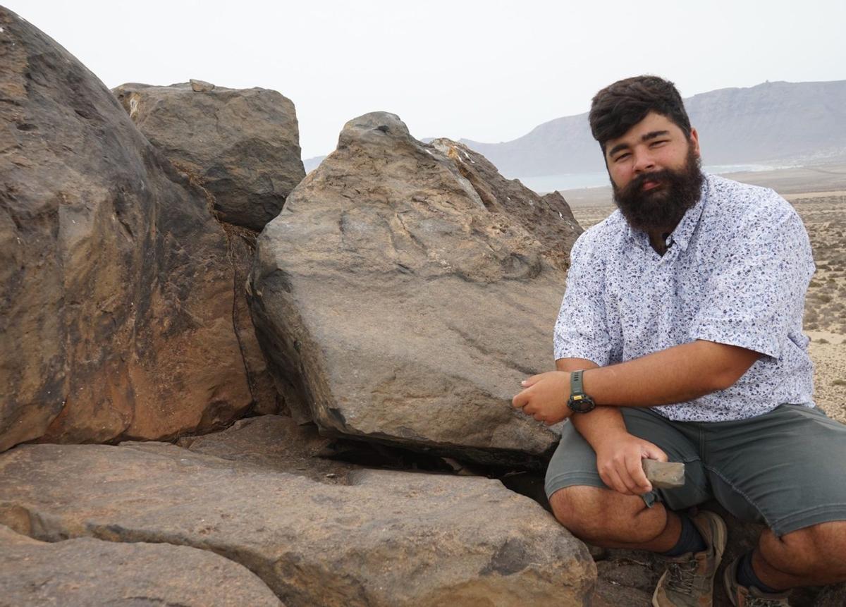 Alejandro Rodríguez Rubio junto a una colada  basáltica Pleistocena del litoral  norte de Teguise
