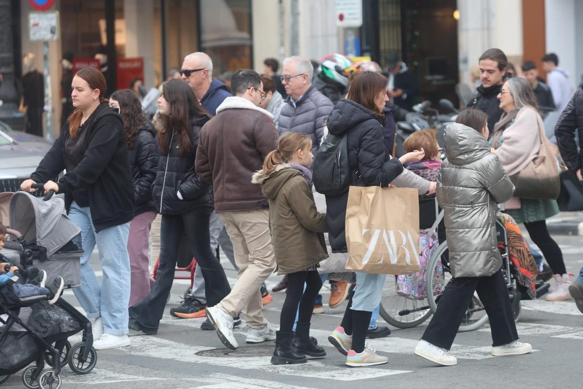 Calles abarrotadas en el centro de València para hacer las últimas compras de la Navidad