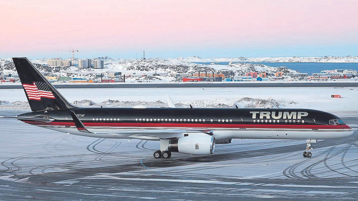Un avión con el nombre de Trump, en Nuuk, capital de Groenlandia.
