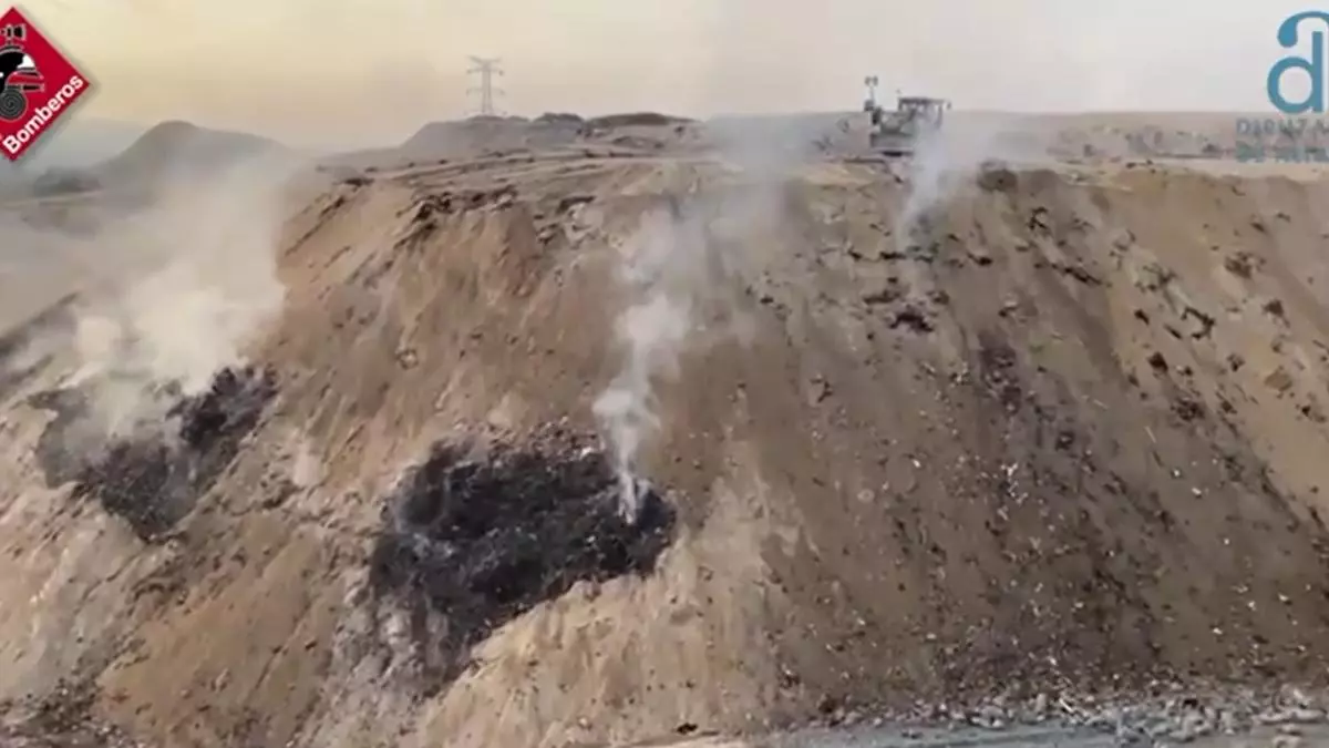 Controlado el incendio en el vertedero de Xixona una semana después de su inicio