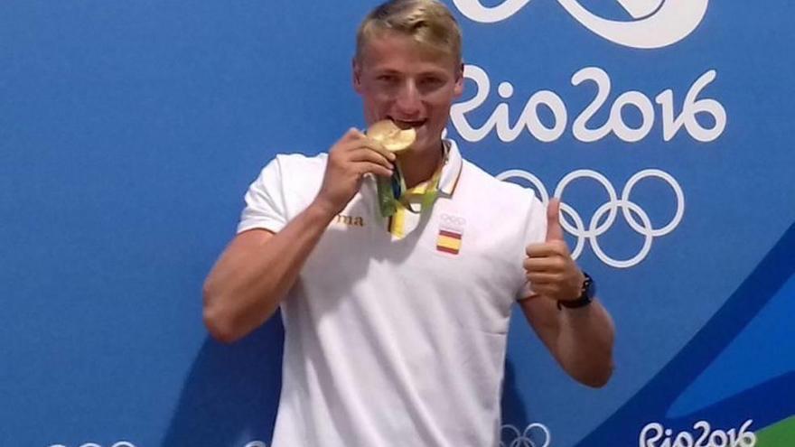 Marcus Cooper, posando con su oro en Río de Janeiro.