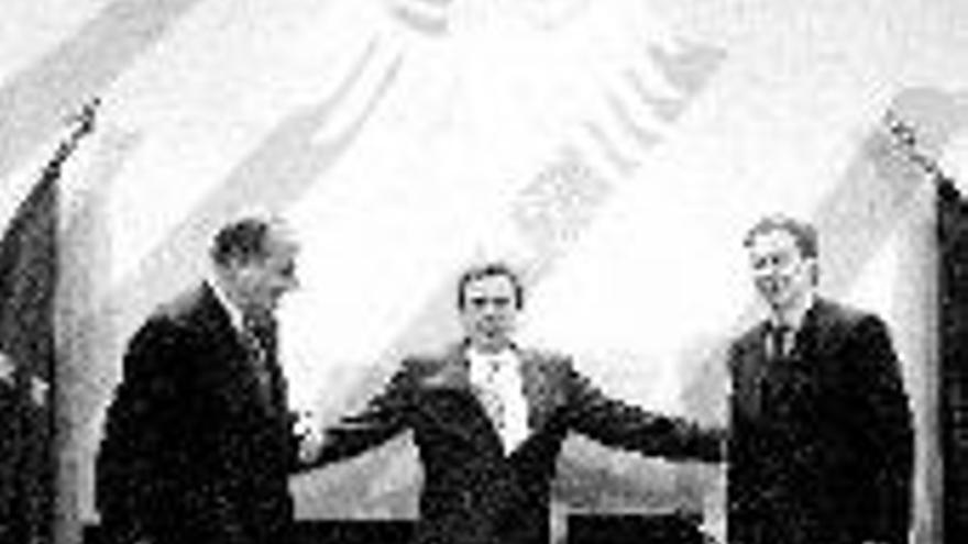 Chirac, Schröder y Blair pactan la reforma económica de la UE