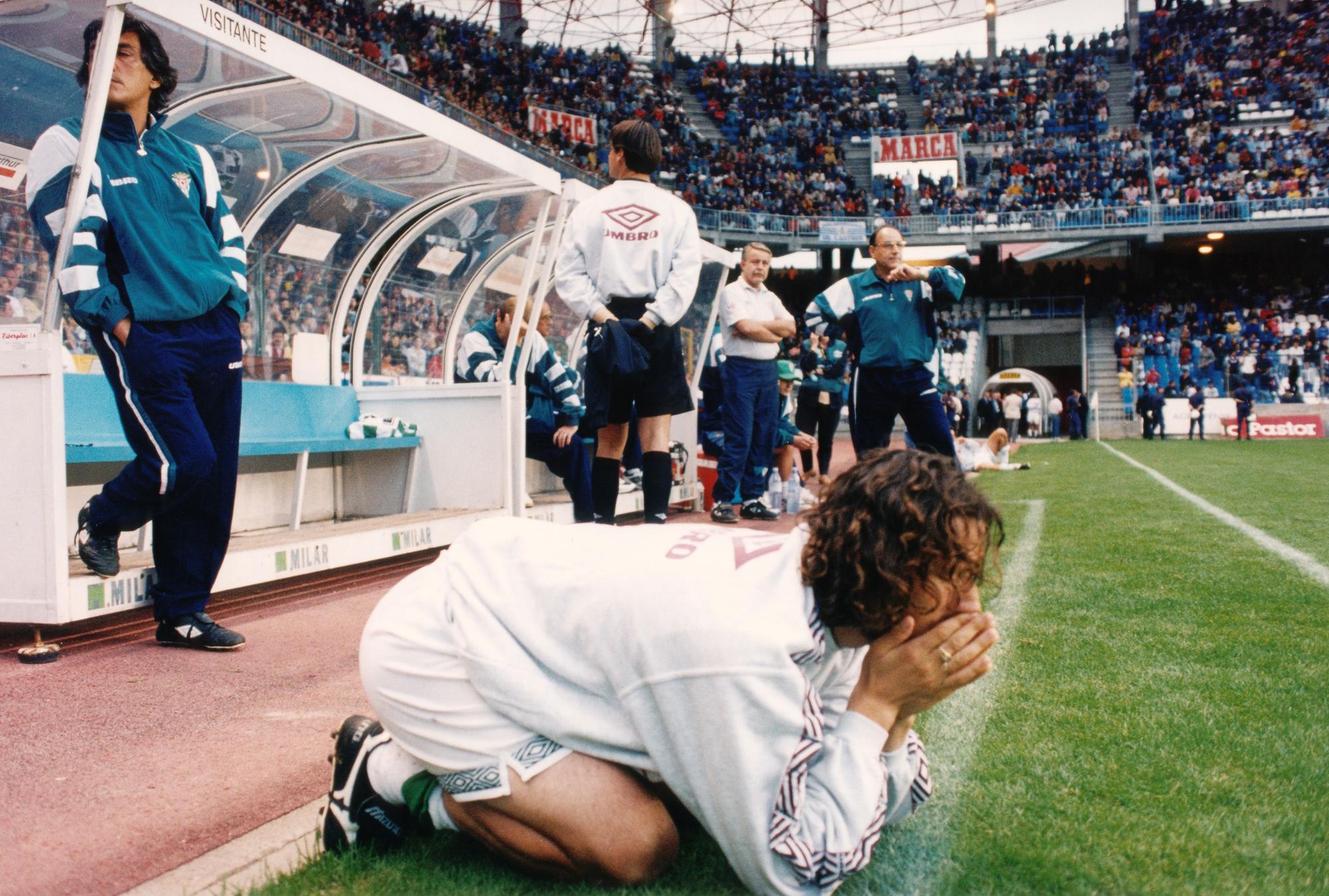 Pepichi Torres, en la banda de Riazor, en la inútil victoria del Córdoba CF ante el Fabril, en la liguilla de ascenso a Segunda, en 1997.