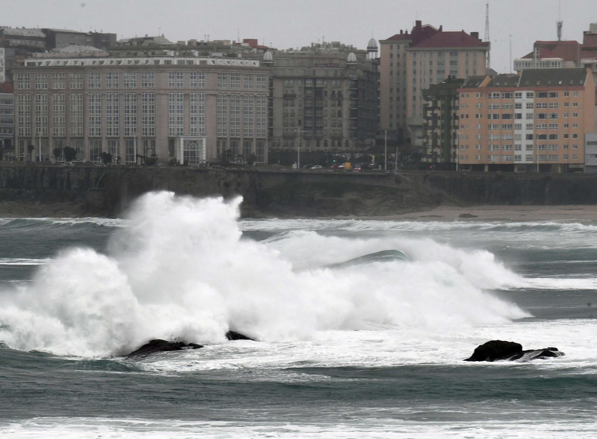 A Coruña se prepara para la alerta roja por olas de más de 8 metros