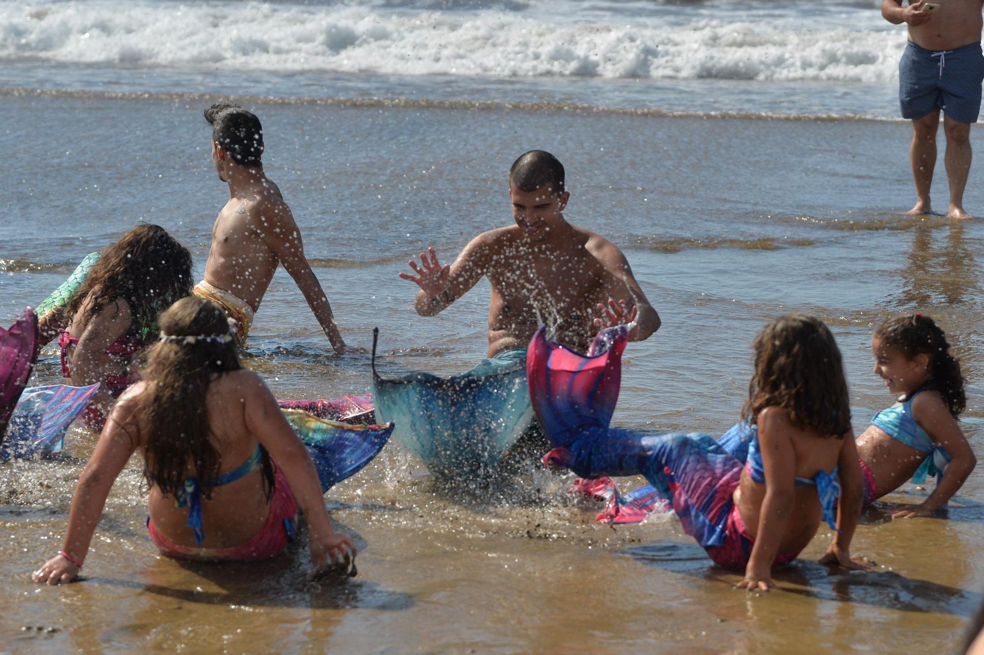 Actividades en la playa de Las Canteras de la primera escuela de sirenas y tritones de Gran Canaria (8/05/2021)