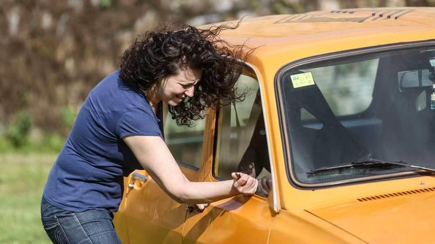 Maite Capín interpreta el robo de un coche ante las cámaras.